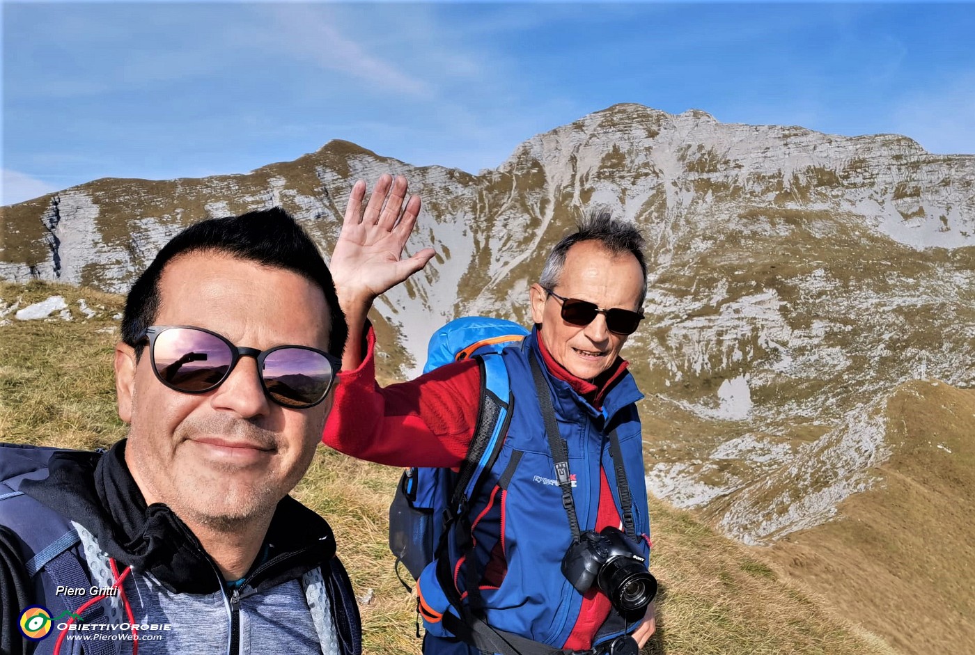 71 Dalla cima del Chignol d'Arale (2068 m) un selfie di saluto a Cima Menna.jpg